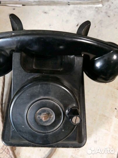 Старый телефон с динамой