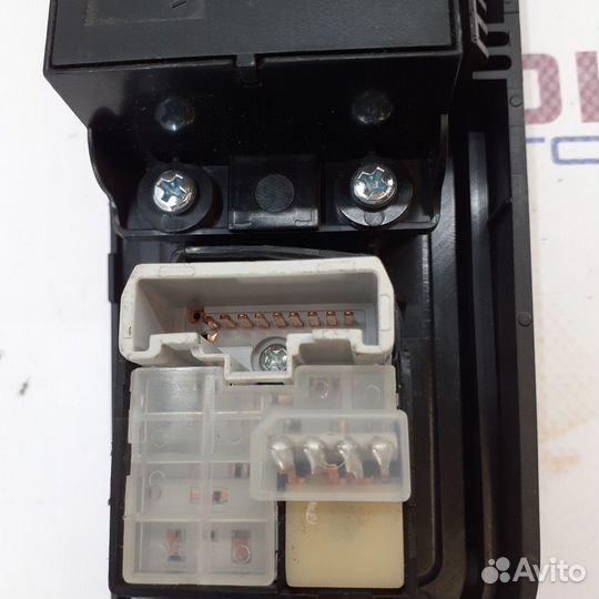 Накладка подлокотника передняя левая в сборе lifa