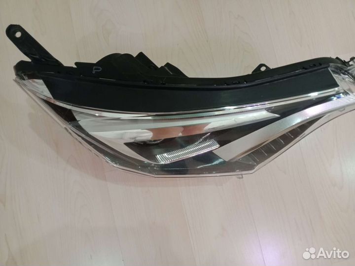 Фара правая передняя Toyota RAV4 оригинал