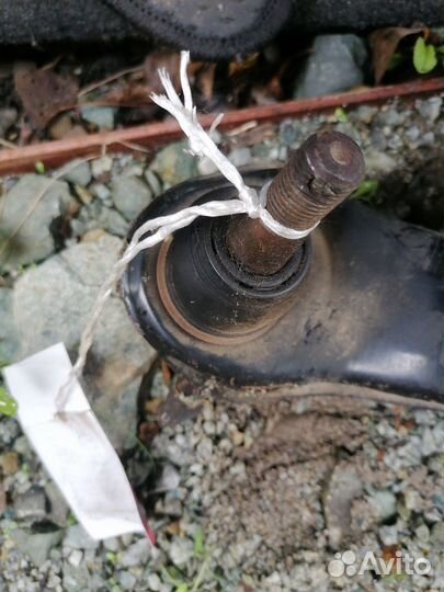 Рычаг передний правый нижний Nissan Primera TP12