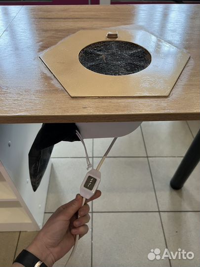 Маникюрный стол с вытяжкой