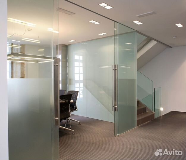 Стеклянная дверь в алюминиевой коробке