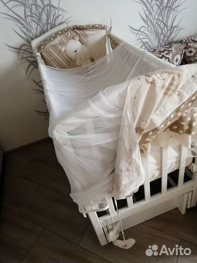 Детская кроватка с маятником