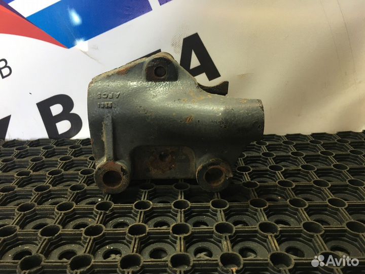 Кронштейн переднего стабилизатора правый