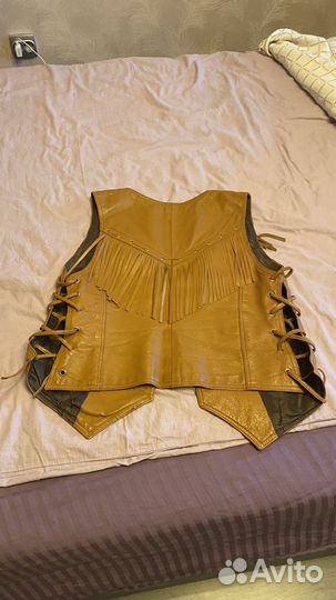 Костюм женский кожаный (жилетка и юбка)