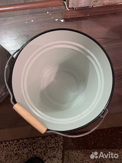 Эмалированное ведро с крышкой