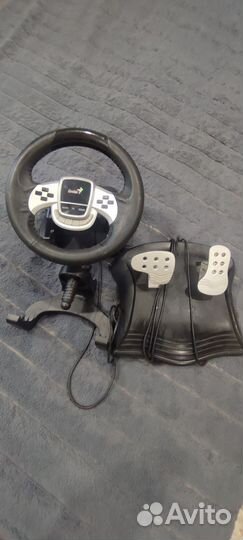 Игровой руль с педалями Genius