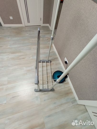 Вешалка для одежды напольная на колесах