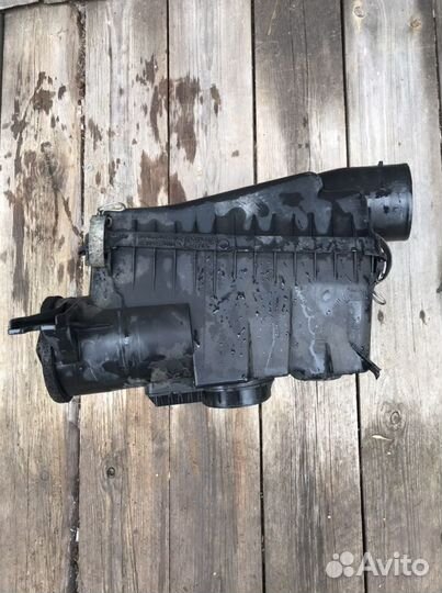 Корпус воздушного фильтра Toyota Land Cruiser 200