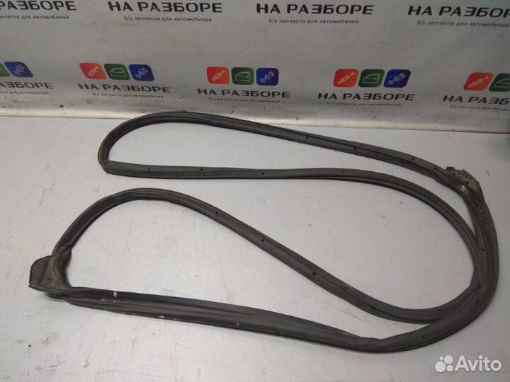Уплотнительная резинка на дверь задняя левая Mazda