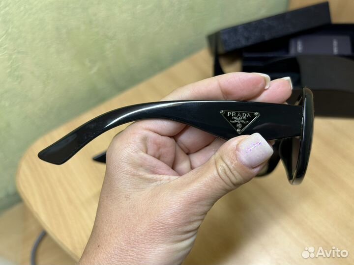 Солнцезащитные очки Prada