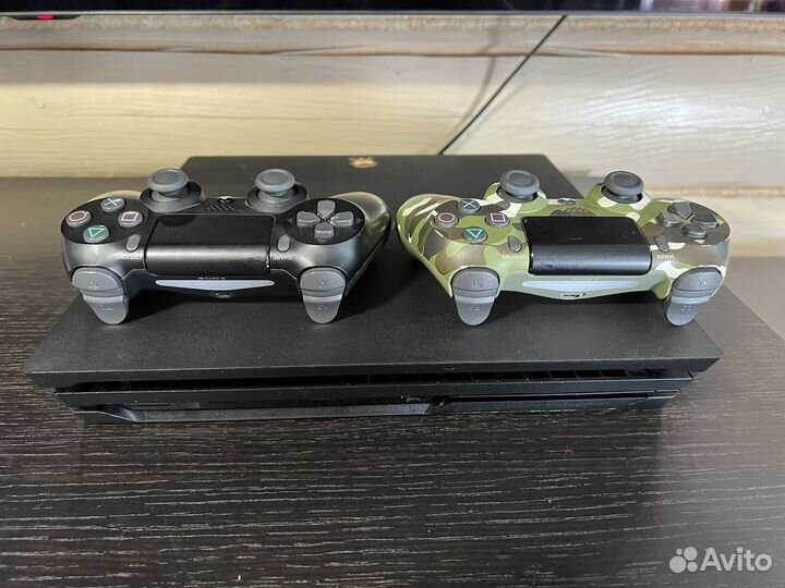 Sony PlayStation 4 PRO 1Tb, 2 геймпада (CUH-7208B)