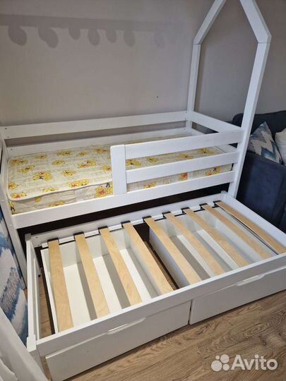 Детская кроватка домик двухъярусная