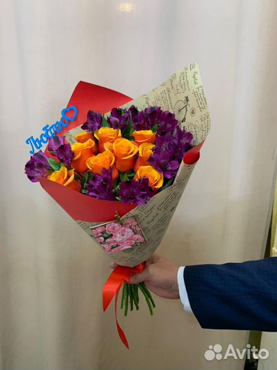 Букет из 9 роз и 5 альстромерий