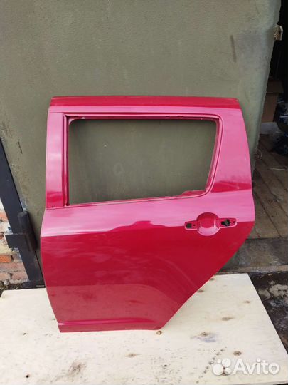Задняя левая дверь на Сузуки Свифт