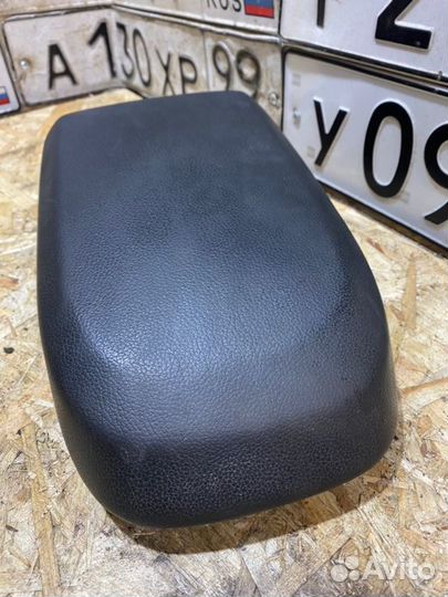 Подлокотник Ford Focus 2 седан 1.8 2009