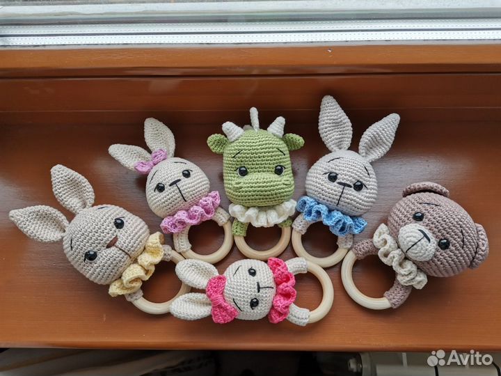 Погремушка/грызунок вязаные на деревянном колечке