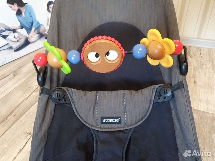Детский шезлонг babybjorn с игрушкой оригинал