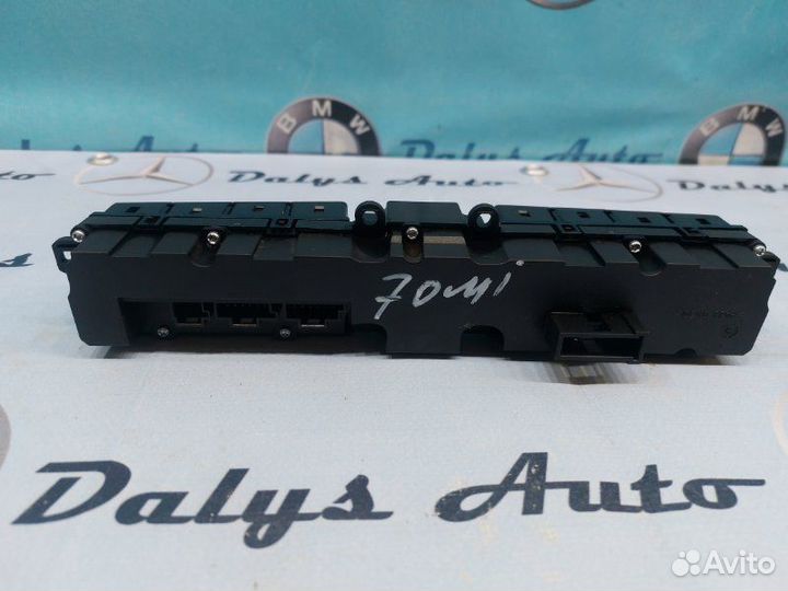 Блок кнопок центральной консоли Mercedes-Benz