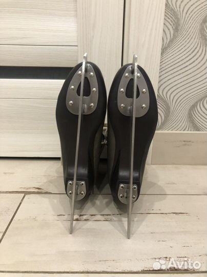 Коньки женские 40