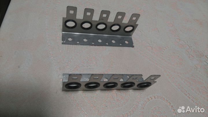 Монтажные кронштейны-хомуты для плинтов