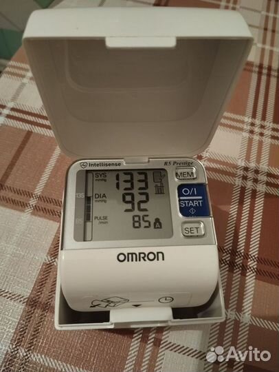 Тонометр на запястье Omron R5 prestige отл. сост