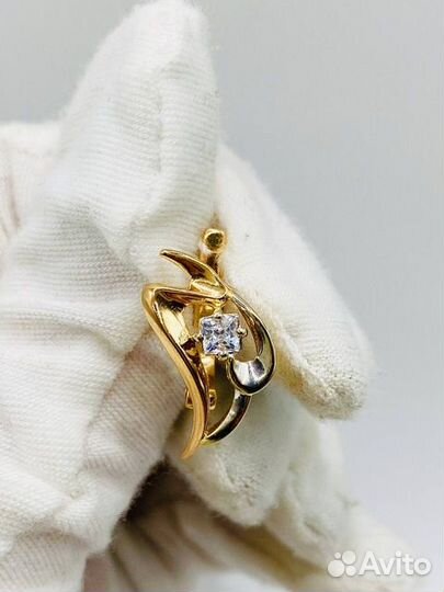 Золотые серьги с камнем