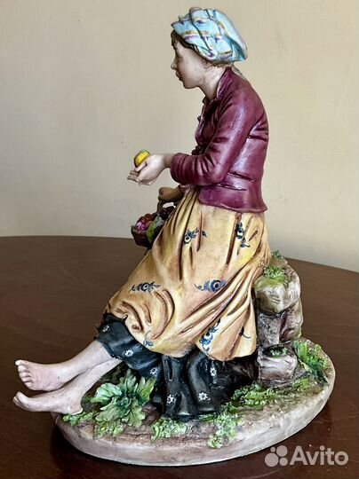 Продавщица фруктов Бисквитный фарфор.Capodimonte