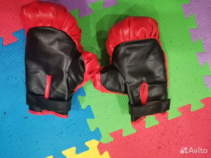 Боксерская груша и перчатки