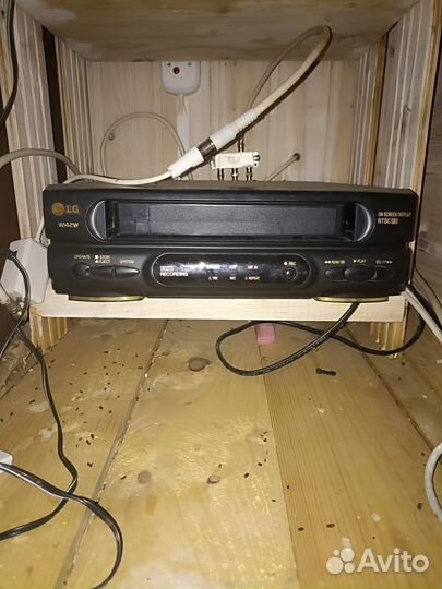 Видеомагнитофон с кассетами