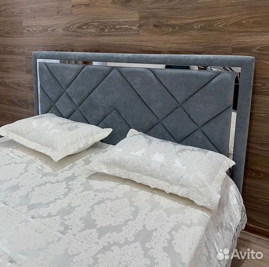 Кровать с мягким изголовьем