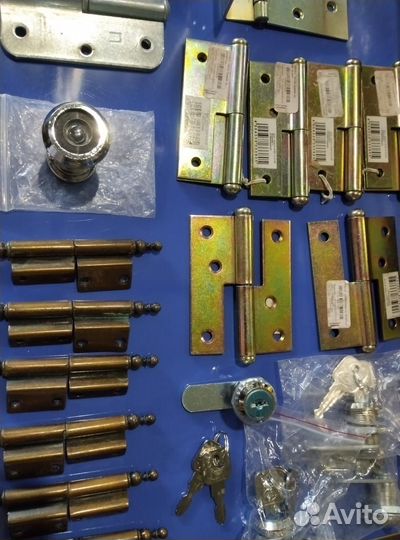 Дверь деревянная,петли дверные