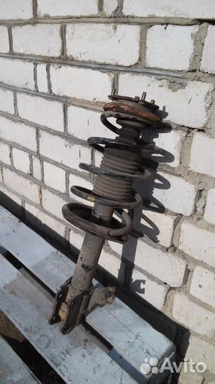 Стойка подвески в сборе правая Nissan Almera N16