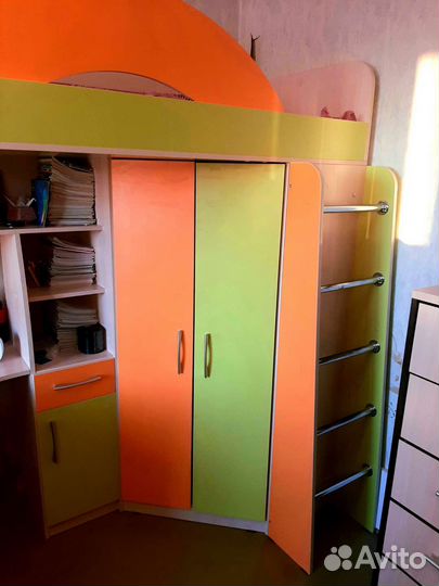Детская кровать чердак со столом и шкафом