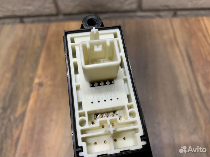 Lexus LS460L Кнопка фиксатора стояночного тормоза