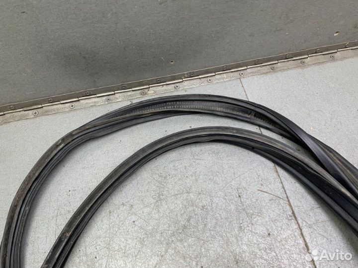 Уплотнительная резинка крышки багажника задняя