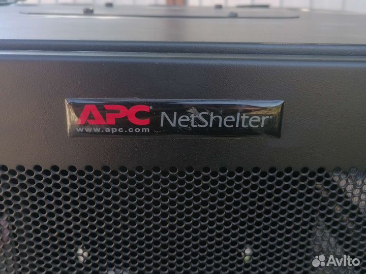 Серверный шкаф NetShelter WX
