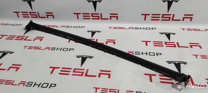 Уплотнитель стекла двери задний левый Tesla