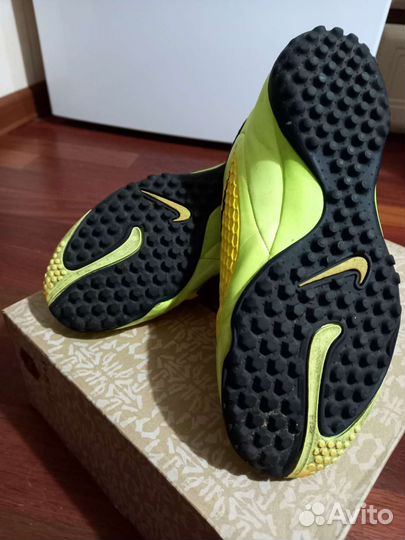 Детские футбольные бутсы