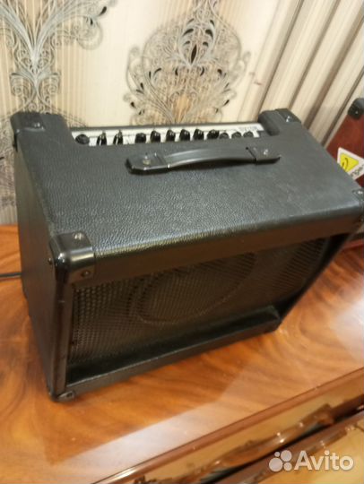 Комбоусилительbehringer. Invision GR 15