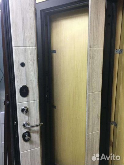 Дверь входная с зеркалом