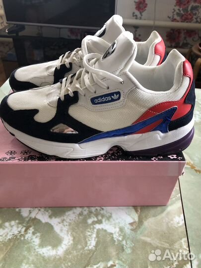 Кроссовки женские