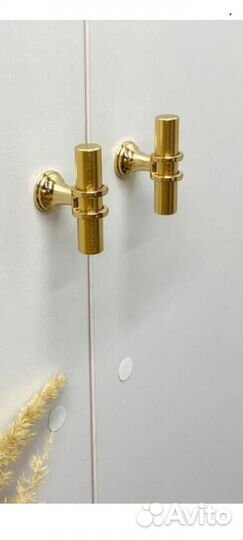 Мебельная ручка кнопка золотая