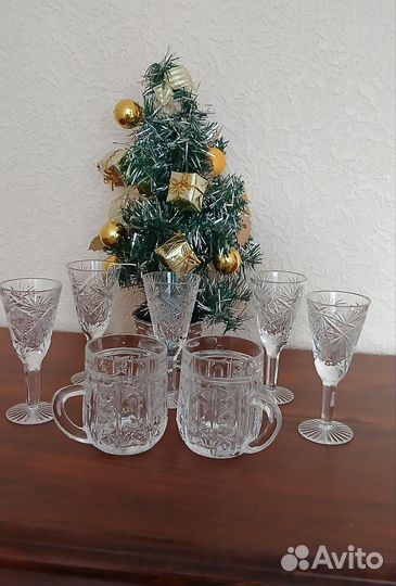 Хрустальные рюмки на ножке кружки