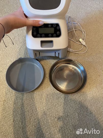 Автоматическая кормушка для собак и кошек