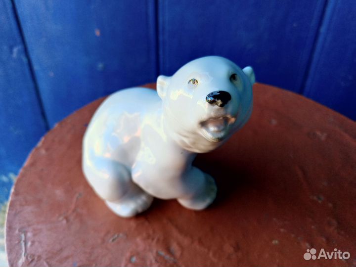 Фарфоровая статуэтка 