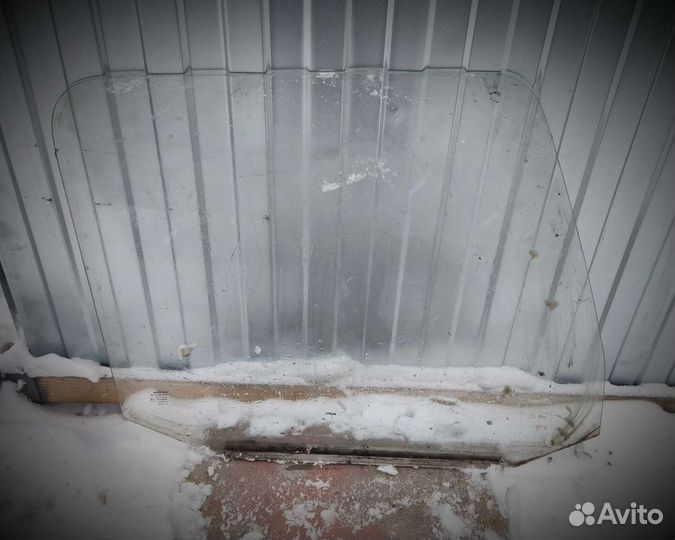 Стекло двери правое Volvo FH12