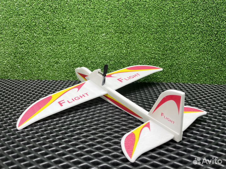 Летающий самолет с моторчиком планер