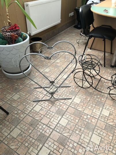 Подставка под цветы металлическая