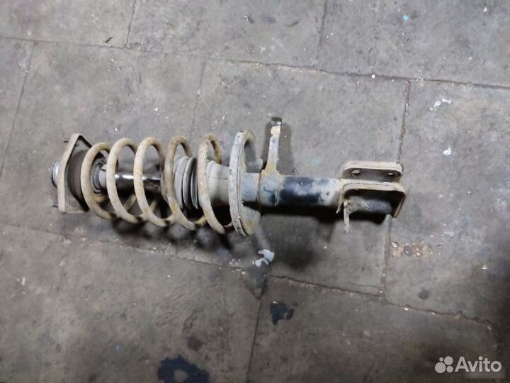 Стойка передняя левая Лада Калина